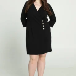 Promiss Halflange, Effen Jurk Met Valse Wikkelkraag En Decoratieve Knopen -Pantalonix Verkoopwinkel 799x1200 101