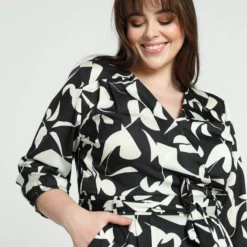 Promiss Halflange Jurk Met Grafisch Motief, Valse Wikkelkraag En Riem -Pantalonix Verkoopwinkel 799x1200 114