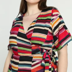 Promiss Halflange, Gestreepte Jurk In Viscose Met Valse Wikkelkraag 18 Promiss Halflange, Gestreepte Jurk In Viscose Met Valse Wikkelkraag -Pantalonix Verkoopwinkel 799x1200 122