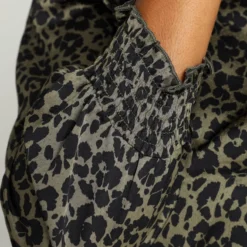 Paprika Korte Volantjurk Met Dierenprint En Smokwerk 17 Paprika Korte Volantjurk Met Dierenprint En Smokwerk -Pantalonix Verkoopwinkel 799x1200 157