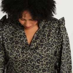 Paprika Korte Volantjurk Met Dierenprint En Smokwerk 20 Paprika Korte Volantjurk Met Dierenprint En Smokwerk -Pantalonix Verkoopwinkel 799x1200 158