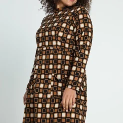 Paprika Korte Jurk In Crêpe Met Grafisch Motief 16 Paprika Korte Jurk In Crêpe Met Grafisch Motief -Pantalonix Verkoopwinkel 799x1200 193