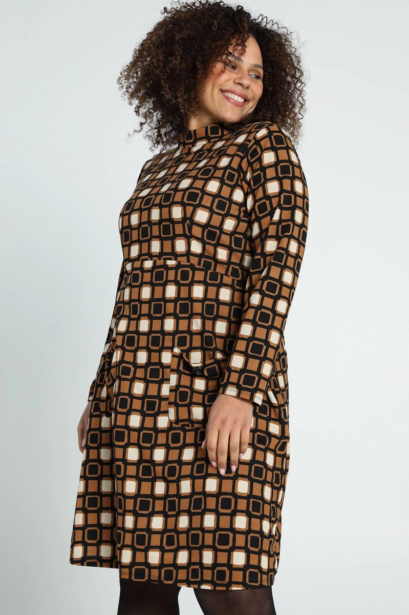 Paprika Korte Jurk In Crêpe Met Grafisch Motief 6 Paprika Korte Jurk In Crêpe Met Grafisch Motief - Afbeelding 4