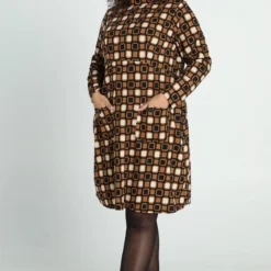 Paprika Korte Jurk In Crêpe Met Grafisch Motief 17 Paprika Korte Jurk In Crêpe Met Grafisch Motief -Pantalonix Verkoopwinkel 799x1200 194