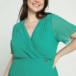 Promiss Halflange, Effen Plisséjurk Met Wikkelkraag En Juweelriem 13 Promiss Halflange, Effen Plisséjurk Met Wikkelkraag En Juweelriem -Pantalonix Verkoopwinkel 799x1200 21