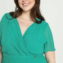 Promiss Halflange, Effen Plisséjurk Met Wikkelkraag En Juweelriem 16 Promiss Halflange, Effen Plisséjurk Met Wikkelkraag En Juweelriem -Pantalonix Verkoopwinkel 799x1200 23