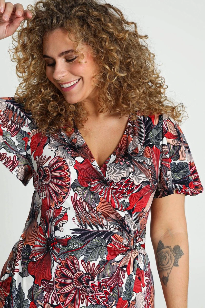 Paprika Korte, Koud Gebreide Wikkeljurk Met Bloemenmotief En Vlindermouwen 5 Paprika Korte, Koud Gebreide Wikkeljurk Met Bloemenmotief En Vlindermouwen - Afbeelding 3