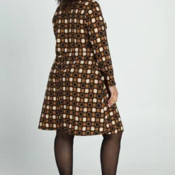 Paprika Korte Jurk In Crêpe Met Grafisch Motief -Pantalonix Verkoopwinkel 799x1200 64