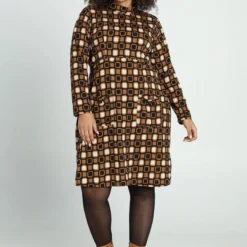 Paprika Korte Jurk In Crêpe Met Grafisch Motief -Pantalonix Verkoopwinkel 799x1200 66