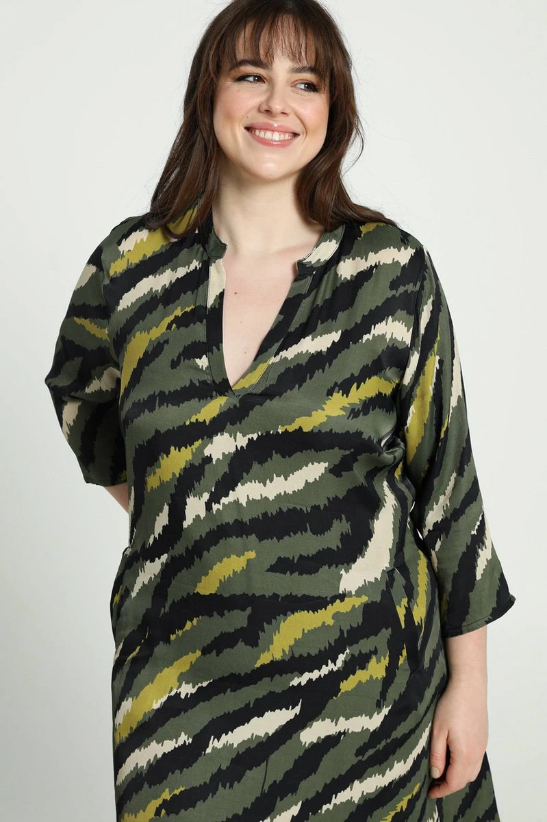 Promiss Korte, Satijnen Jurk Met Camouflageprint 6 Promiss Korte, Satijnen Jurk Met Camouflageprint - Afbeelding 4