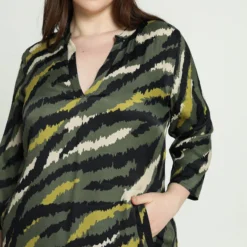 Promiss Korte, Satijnen Jurk Met Camouflageprint 16 Promiss Korte, Satijnen Jurk Met Camouflageprint -Pantalonix Verkoopwinkel 799x1200 70