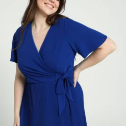 Promiss Lange, Effen Plisséjurk Met Valse Wikkelkraag -Pantalonix Verkoopwinkel 799x1200 98