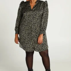 Paprika Korte Volantjurk Met Dierenprint En Smokwerk 16 Paprika Korte Volantjurk Met Dierenprint En Smokwerk -Pantalonix Verkoopwinkel 805x1200 10