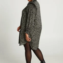 Paprika Korte Volantjurk Met Dierenprint En Smokwerk 19 Paprika Korte Volantjurk Met Dierenprint En Smokwerk -Pantalonix Verkoopwinkel 805x1200 11