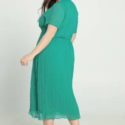 Promiss Halflange, Effen Plisséjurk Met Wikkelkraag En Juweelriem 19 Promiss Halflange, Effen Plisséjurk Met Wikkelkraag En Juweelriem -Pantalonix Verkoopwinkel 805x1200