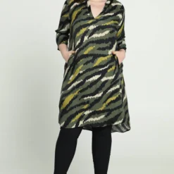 Promiss Korte, Satijnen Jurk Met Camouflageprint 15 Promiss Korte, Satijnen Jurk Met Camouflageprint -Pantalonix Verkoopwinkel 807x1200 2