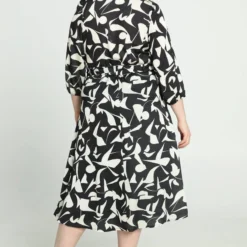 Promiss Halflange Jurk Met Grafisch Motief, Valse Wikkelkraag En Riem -Pantalonix Verkoopwinkel 810x1200 6
