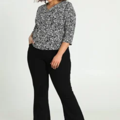 Paprika Bedrukt T-shirt Met Rits En Elastische Onderkant 13 Paprika Bedrukt T-shirt Met Rits En Elastische Onderkant -Pantalonix Verkoopwinkel 811x1200