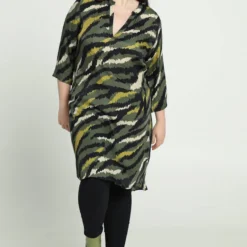 Promiss Korte, Satijnen Jurk Met Camouflageprint 19 Promiss Korte, Satijnen Jurk Met Camouflageprint -Pantalonix Verkoopwinkel 811x1200 6