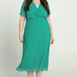 Promiss Halflange, Effen Plisséjurk Met Wikkelkraag En Juweelriem 14 Promiss Halflange, Effen Plisséjurk Met Wikkelkraag En Juweelriem -Pantalonix Verkoopwinkel 814x1200 2