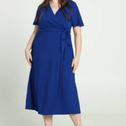 Promiss Lange, Effen Plisséjurk Met Valse Wikkelkraag -Pantalonix Verkoopwinkel 815x1200