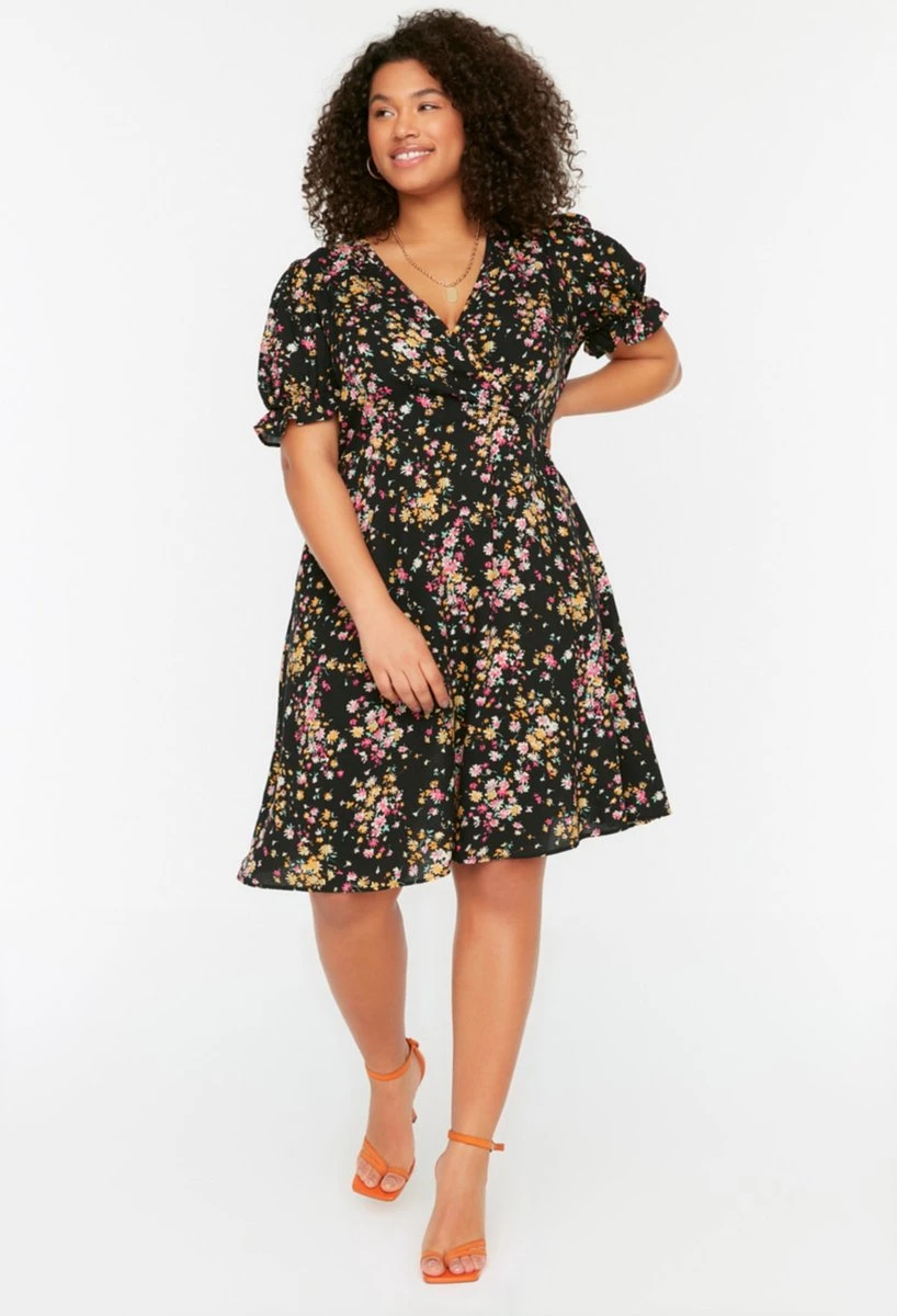 Trendyol Vrouwen Ballon Mouw V-hals A-lijn Plus Size Jurk 3 Trendyol Vrouwen Ballon Mouw V-hals A-lijn Plus Size Jurk