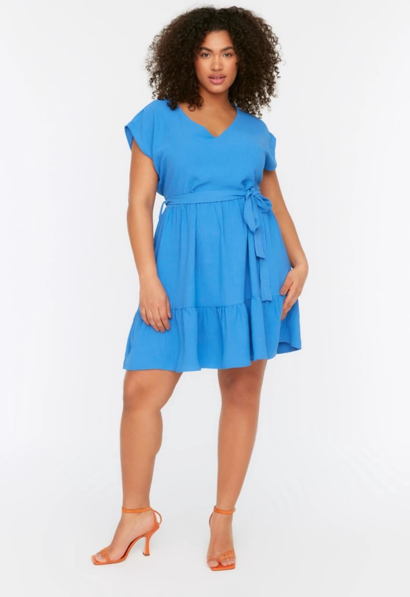 Trendyol Vrouwen Dik Geschorst V-hals A-lijn Plus Size Jurk 3 Trendyol Vrouwen Dik Geschorst V-hals A-lijn Plus Size Jurk