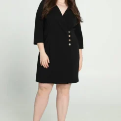 Promiss Halflange, Effen Jurk Met Valse Wikkelkraag En Decoratieve Knopen -Pantalonix Verkoopwinkel 835x1200